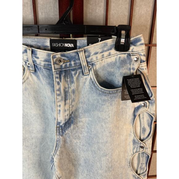 Fashion nova size 7, new with tags women’s jeans, cut outside very unique. - Picture 2 of 5